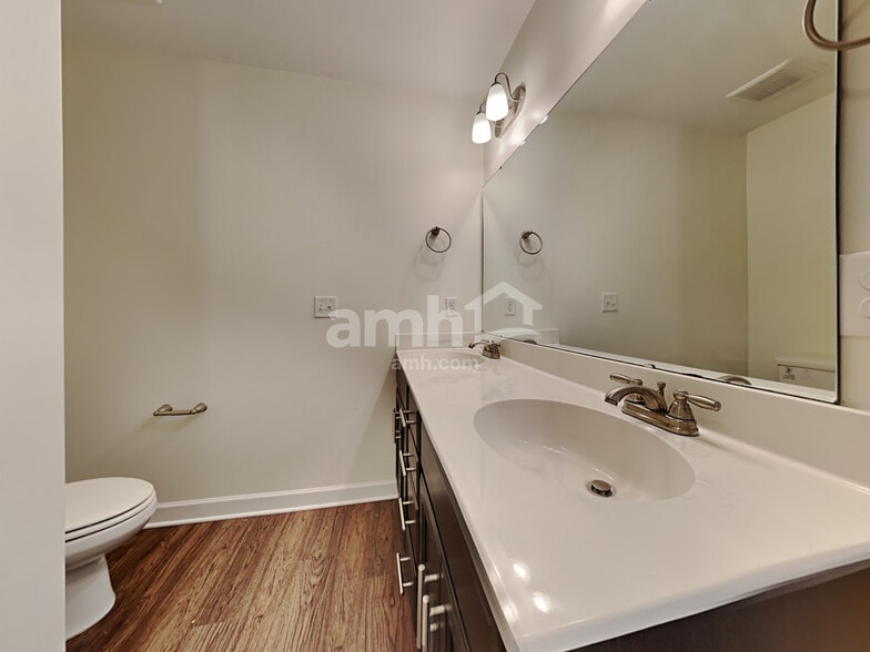 Building Photo - 532 Lateleaf Dr