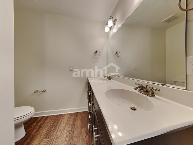 Building Photo - 532 Lateleaf Dr