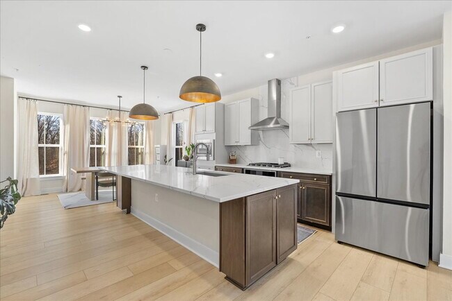 Building Photo - Stunning 4BR / 4.5BA End-Unit Townhome in Brambleton - Built in 2024!