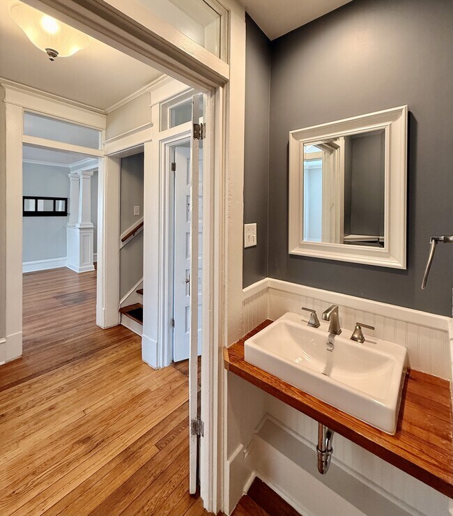 Building Photo - 107 W Geer St