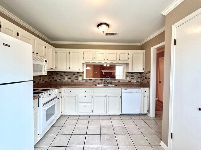 Building Photo - 2 Bedroom Townhouse Located on Siegen Lane...