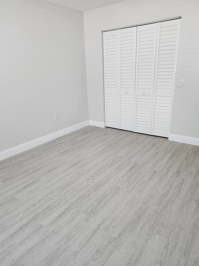 Building Photo - 505 Villa Cir