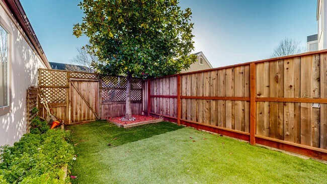 Building Photo - Charming 3 Bedroom 2.5 Bath with Bonus Room and Private Yard!