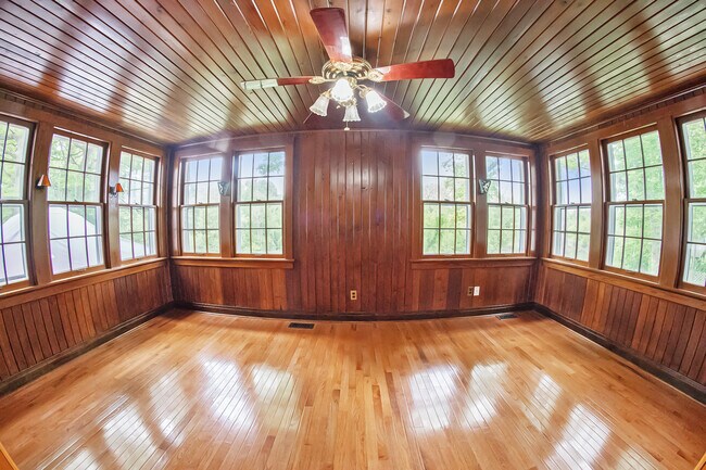 Building Photo - 9343 Shady Ln