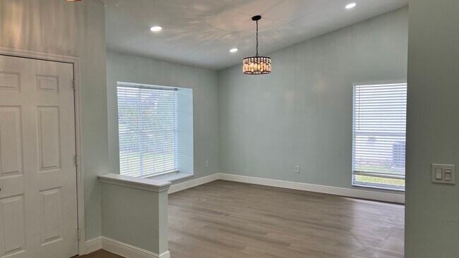 Building Photo - 567 Queensbridge Dr