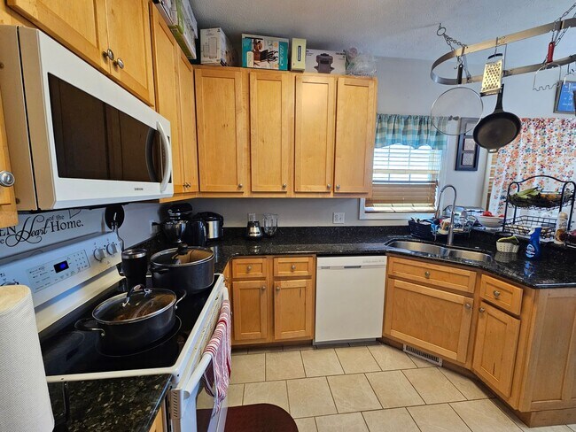 Building Photo - 4 Bedroom, 3 Bathroom home AVAILABLE 6/4/26