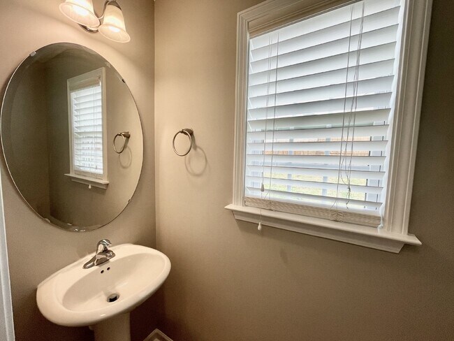Building Photo - 3 bed, 2 bath Nest in Cameron