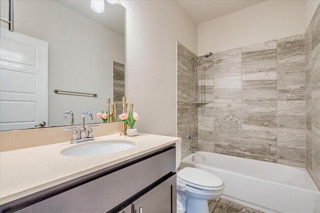 Building Photo - 709 Kingston Pl