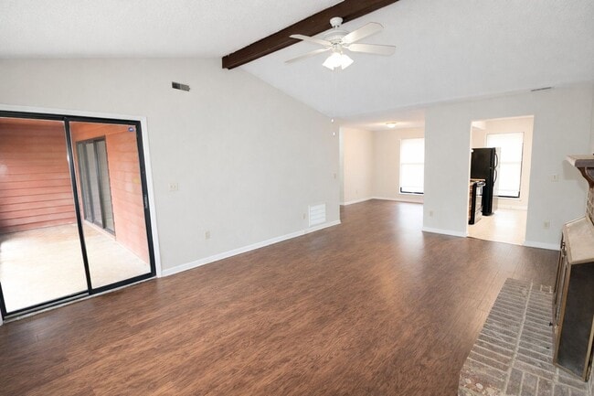 Building Photo - 2 Bedroom Ranch Home W/ Fenced In back yard