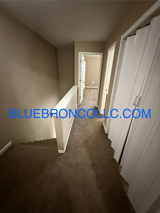 Building Photo - 2 bedroom 1.5 bath with attached garage, G...