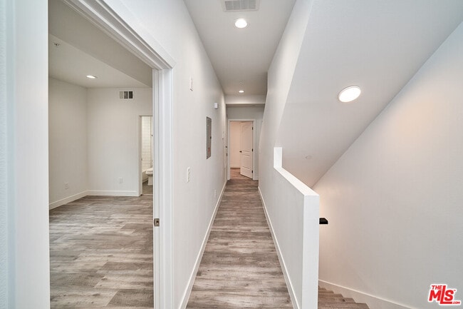 Building Photo - 605 1/2 W 41st Pl