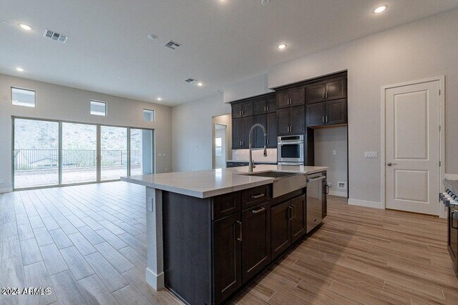 Building Photo - 21390 W Meadowbrook Ave