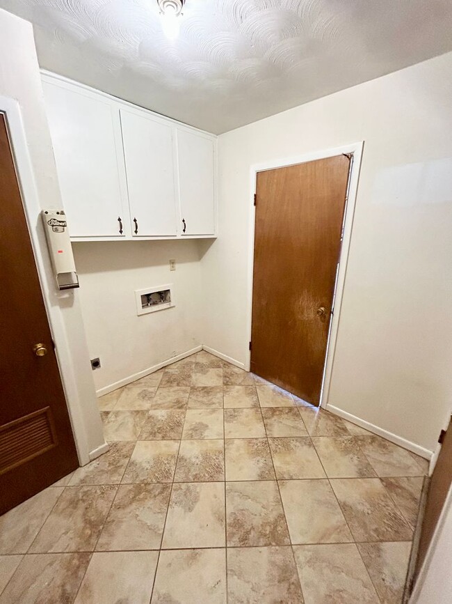 Building Photo - 3 bed 2 bath near the west loop Now available