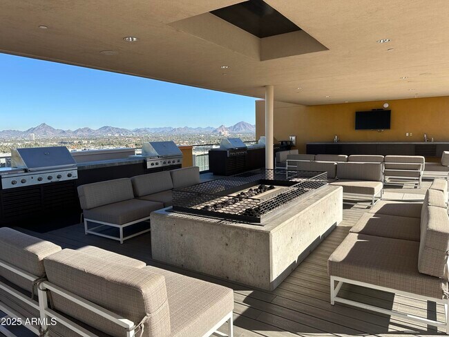 Building Photo - 200 W Portland St