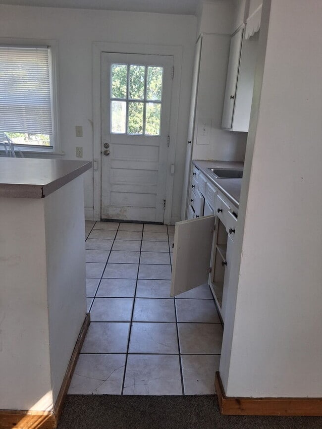 Building Photo - Charming 2-Bedroom Home in Rockford – Upda...