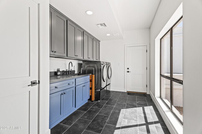 Building Photo - 6701 E San Miguel Ave