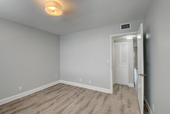 Building Photo - 14747 Cumberland Dr