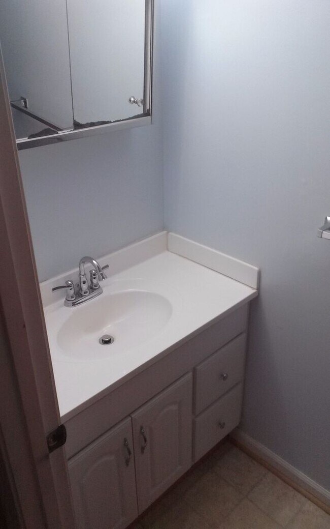 Building Photo - 3 bedroom 2 bath Tri-level Home In western...