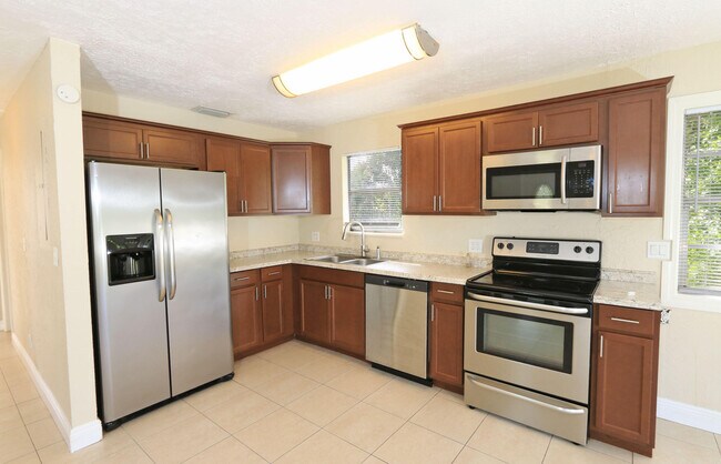 Building Photo - 4916 Silver Oak Dr