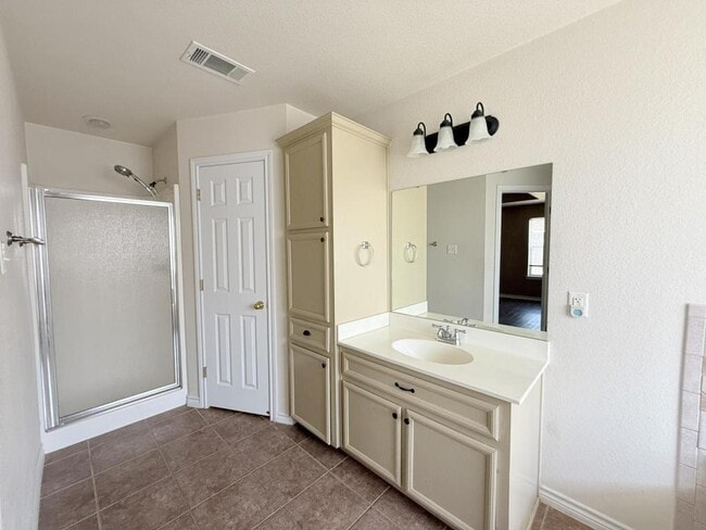 Building Photo - 2409 Gail Dr