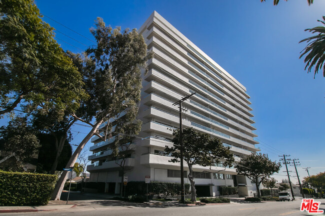 Building Photo - 838 N Doheny Dr