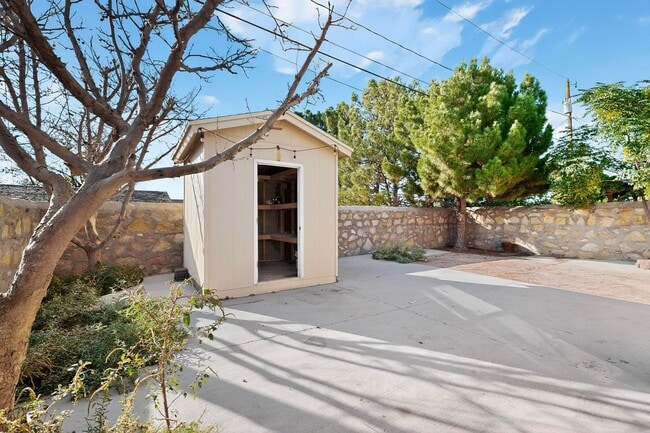 Building Photo - 3 bedroom, 2 bath single story home in Wes...