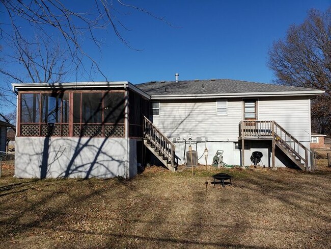 Building Photo - Spacious Olathe Home-Available in MARCH!!