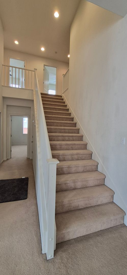 Building Photo - 2080 Mariposa Dr