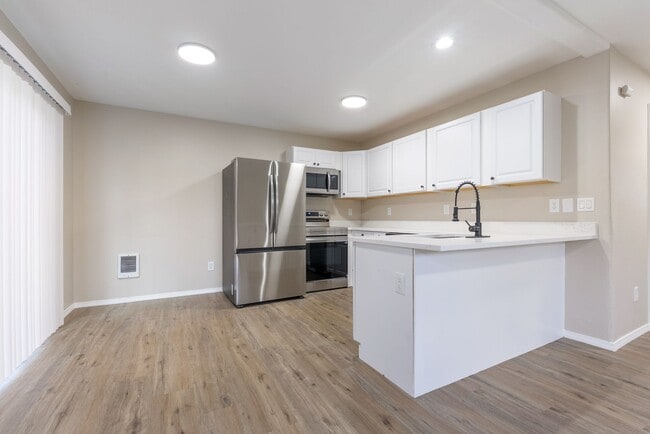 Building Photo - 4 bedroom/2.5 bathroom available in SE Portland