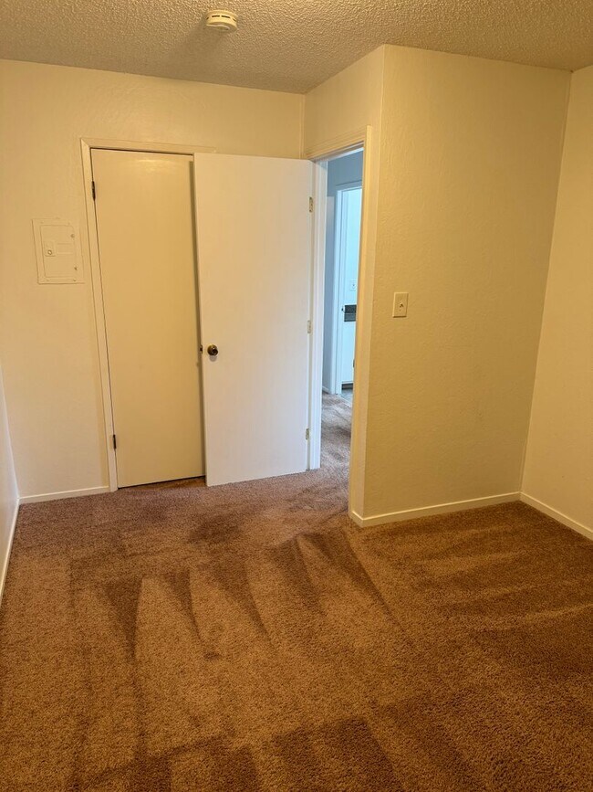Building Photo - UPSTAIRS 2 BED UNIT IN ROSEVILLE!!