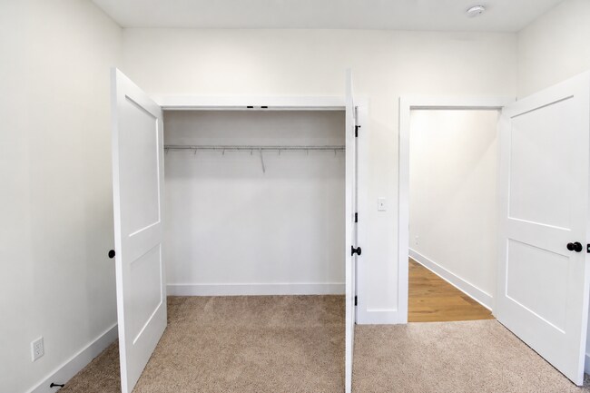 Building Photo - 511 Creekview Ln