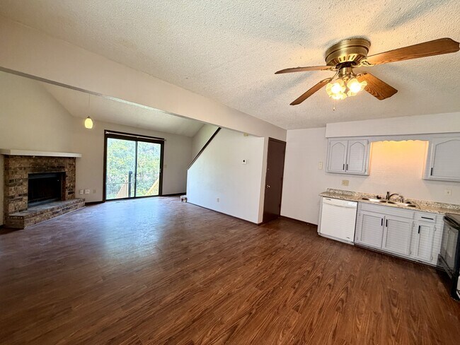 Building Photo - 215 NE Timbercreek Dr