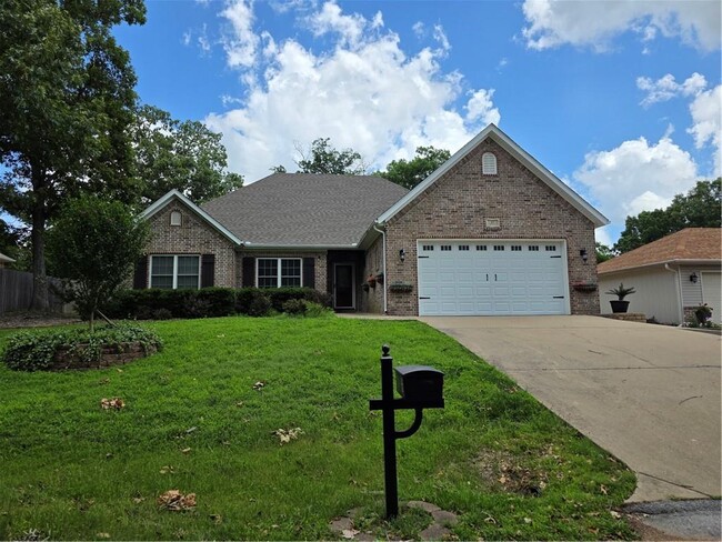 Building Photo - 15 Thackery Ln