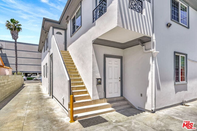 Primary Photo - 3242 Hutchison Ave