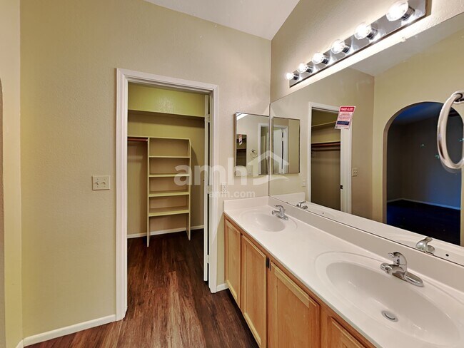 Building Photo - 9915 E Paseo Juan Tabo