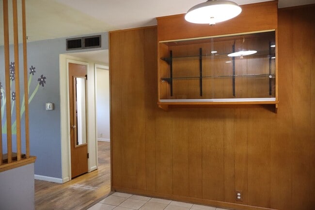 Building Photo - Character, Comfort, and Convenience on Wes...