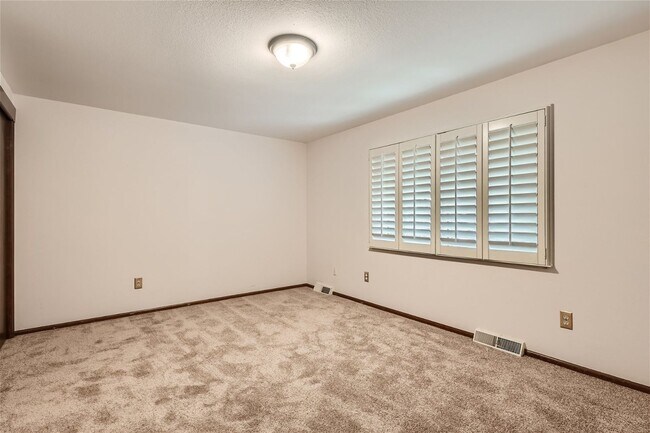 Building Photo - **Stunning 5-Bedroom 4-Bathroom Home in Li...