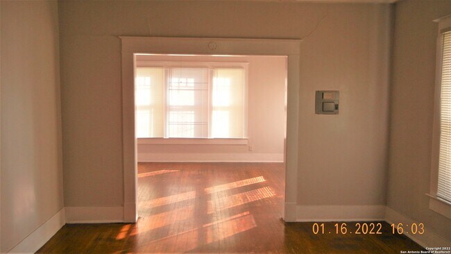 Building Photo - 629 E Park Ave