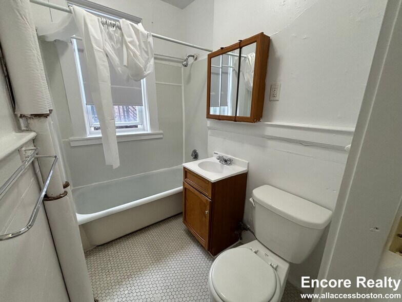 Building Photo - 462 Park Dr