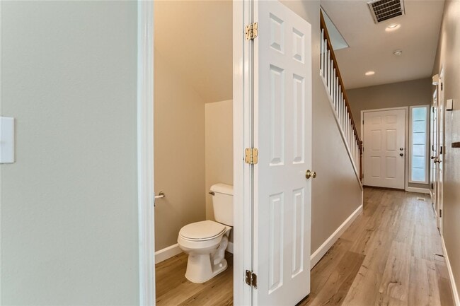 Building Photo - Spacious Two-Level Duplex Home with Fenced Backyard in Hillsboro!