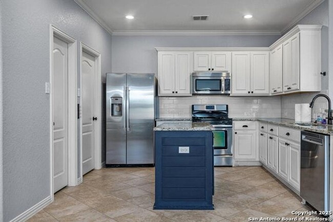 Building Photo - Move In Ready - Stunning 4 bd/2.5 Located ...