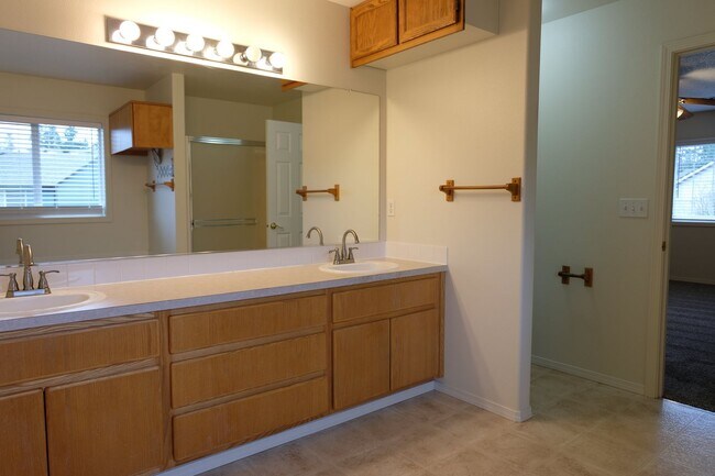 Building Photo - ***REST OF DECEMBER FREE***? Your Dream Rental: Large, Serene Home with Fenced Yard?