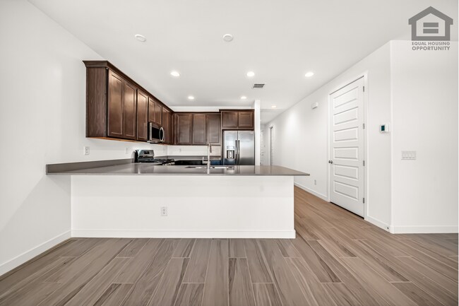 Building Photo - 4Bed/3Bath House at Thomas Rd/99th Ave! Ready for Immediate Move-In! -- Mother-In-Law Suite W/Pri...