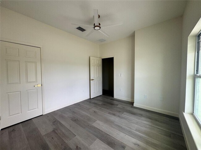 Building Photo - 9417 Acco Ave