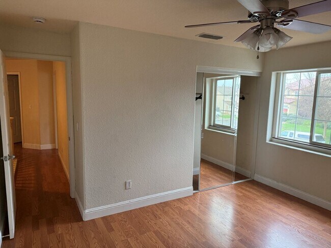 Building Photo - Modern 4 Bedroom w/ Loft Stonegate Area Vacaville *Star Rentals