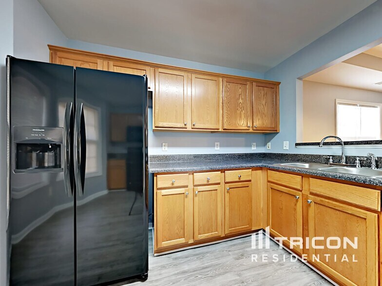 Building Photo - 640 Fairgreen Trail