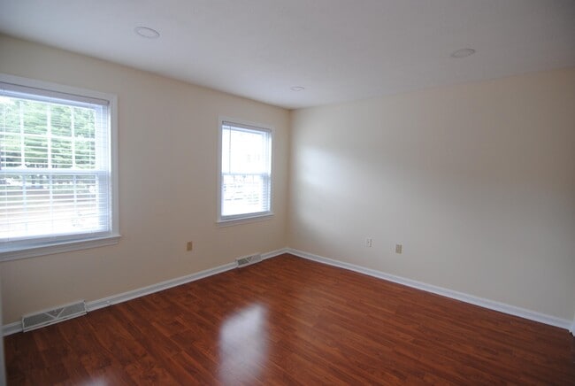 Building Photo - 7 Cadogan Way