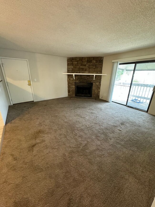 Primary Photo - Second Level 3 Bed, 2 Bathroom Condo in Ro...