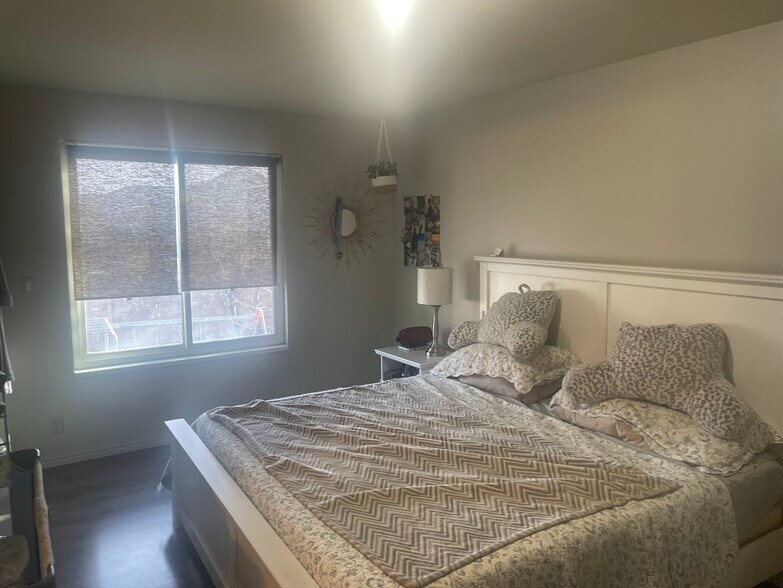 Building Photo - 758 E New England Dr