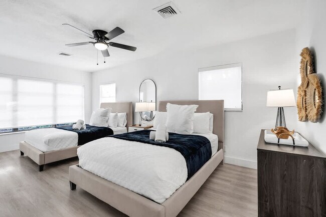 Building Photo - 704 NE 2nd St